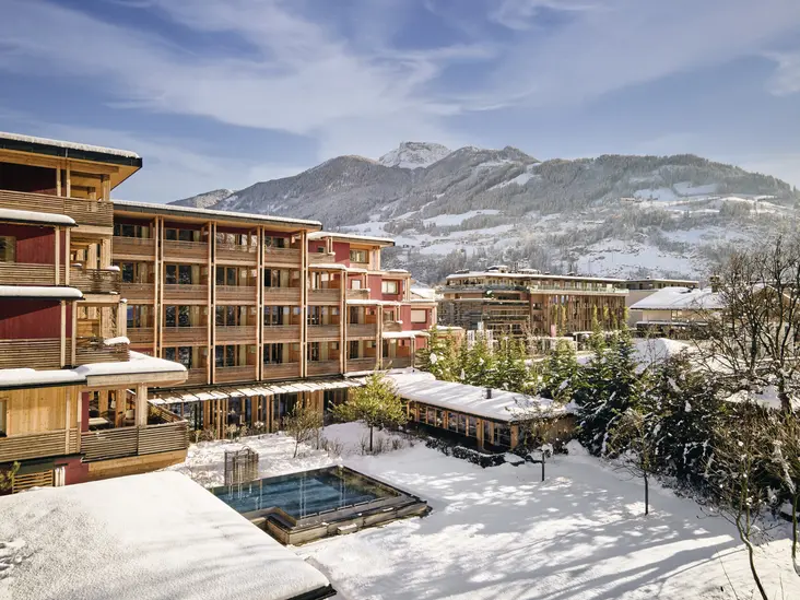 MalisGarten Green Spa Hotel 5*S im Winter MalisGarten im Winter mit beheiztem Pool und verschneiten Bergen