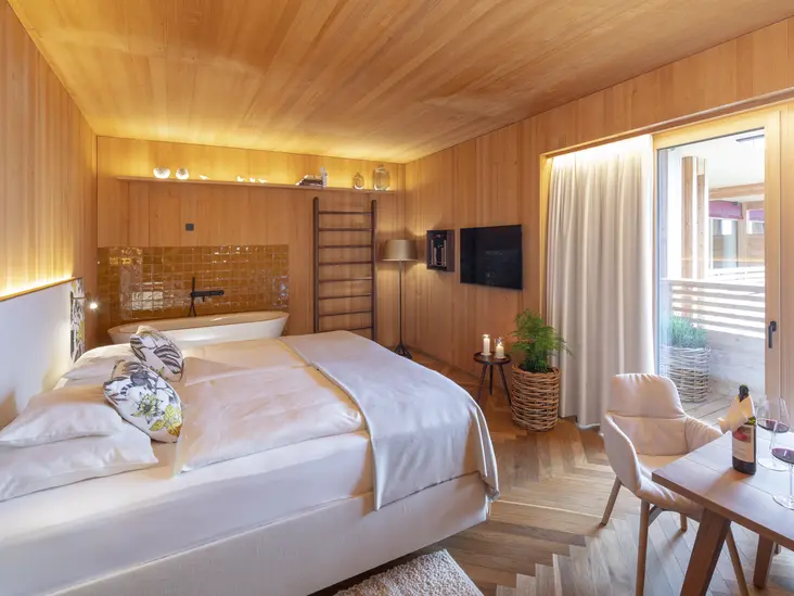 Suite Achillea, 47m²-60m², Schlafzimmer mit Badewanne, Green Spa Hotel MalisGarten
