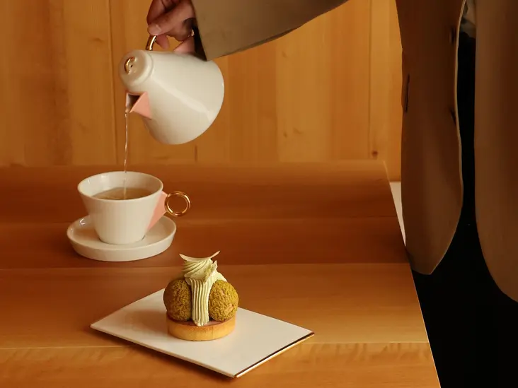 Frischer Tee Tee wird frisch in eine Tasse eingeschenkt.
