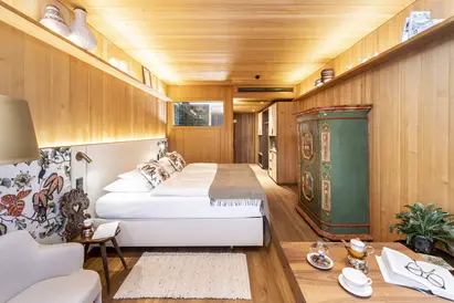 Gute Stube Bellis, 27m²-37m², Schlafzimmer mit Bauernschrank, Green Spa Hotel MalisGarten Gute Stube Bellis, 27m²-37m², Schlafzimmer mit Bauernschrank, Green Spa Hotel MalisGarten