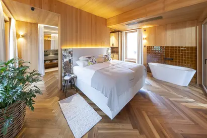 Suite Angelica, 60m²-74m², Schlafzimmer, Badewanne in der Suite, Green Spa Hotel MalisGarten Suite Angelica, 60m²-74m², Schlafzimmer, Badewanne in der Suite, Green Spa Hotel MalisGarten